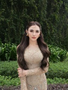 Mahalini Cantik Berkebaya Saat Kondangan, Gaya Rambut Poni Koma Jadi Sorotan