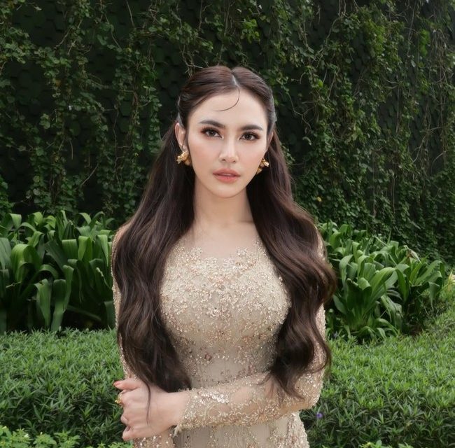 Mahalini Cantik Berkebaya Saat Kondangan, Gaya Rambut Poni Koma Jadi Sorotan
