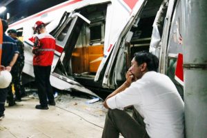 Bobby Rasyidin: Duduk Termenung Di Depan KRL Ringsek