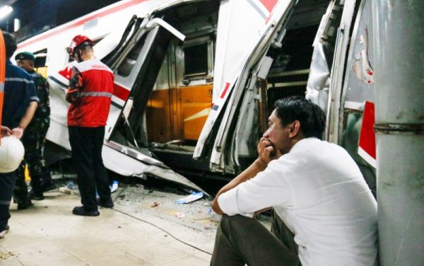 Bobby Rasyidin: Duduk Termenung Di Depan KRL Ringsek