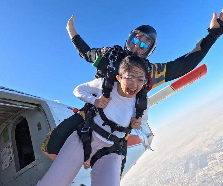 Menguji Adrenalin! Febby Rastanty Skydiving Di Dubai