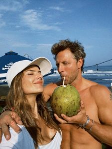 Alessandra Ambrosio Dengan Gaya Seksi Liburan Di Bali, Di Duga Pamer Cincin Tunangan