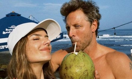 Alessandra Ambrosio Dengan Gaya Seksi Liburan Di Bali, Di Duga Pamer Cincin Tunangan