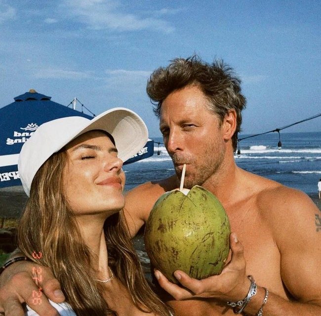 Alessandra Ambrosio Dengan Gaya Seksi Liburan Di Bali, Di Duga Pamer Cincin Tunangan