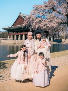 Photoshoot Keluarga Hamidah Rachmayanti Pakai Hanbok
