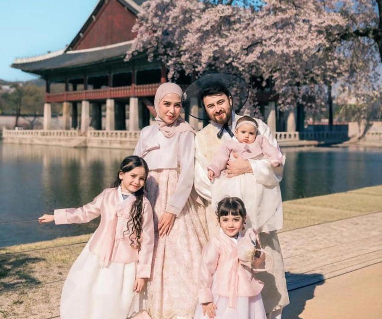 Photoshoot Keluarga Hamidah Rachmayanti Pakai Hanbok