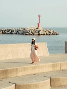 Adorable Banget! Audi Marissa Tampil Santai Di Pantai Busan