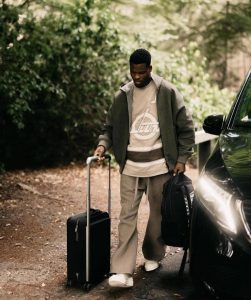 Santai Tapi Berkelas, Inspirasi OOTD Pria Ala Denzel Dumfries