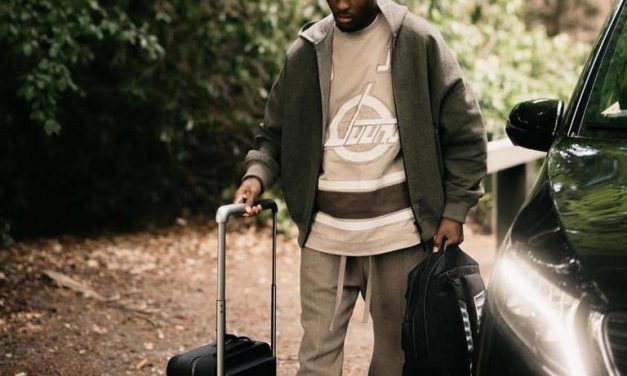 Santai Tapi Berkelas, Inspirasi OOTD Pria Ala Denzel Dumfries