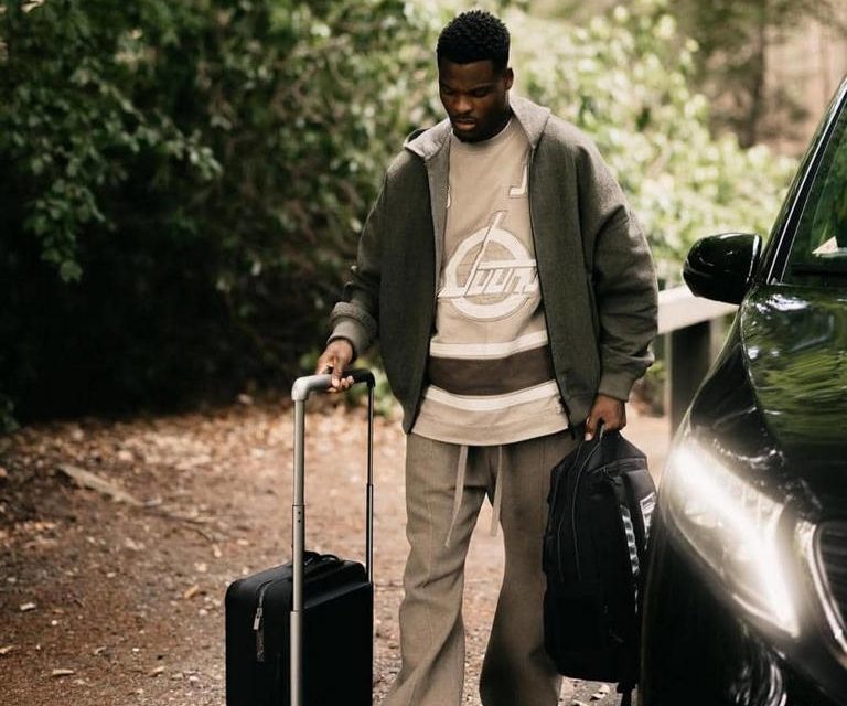 Santai Tapi Berkelas, Inspirasi OOTD Pria Ala Denzel Dumfries