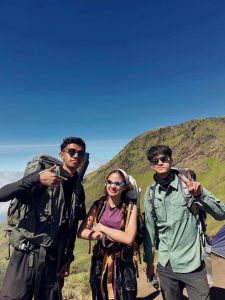 Seru Banget! Potret Bella Graceva Mendaki Gunung Merbabu