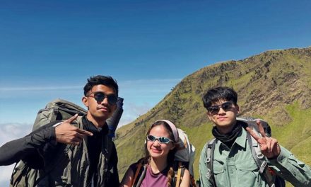 Seru Banget! Potret Bella Graceva Mendaki Gunung Merbabu