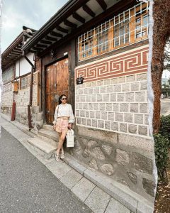 Gaya Santai Marcella Zalianty Liburan Di Bukchon Hanok Village