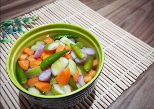 Acar Punya Probiotik Baik Untuk Usus, Tapi Jangan Berlebihan!