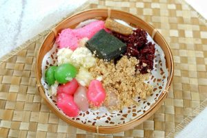 Lenjongan Khas Solo! Jajanan Pasar Manis Dengan Isian Beragam