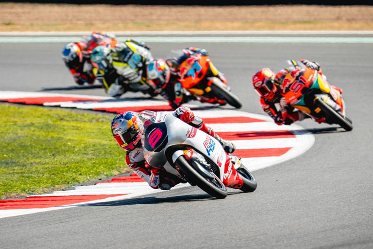 Veda Ega Tampil Gigih Di Silverstone, Kualifikasi Jadi Sorotan