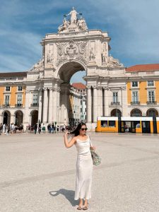 Pesona Angela Gilsha Saat Liburan Di Lisbon, Cantik Dan Stylish!