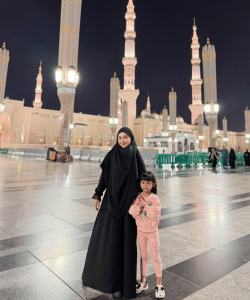 Bikin Adem, Potret Ria Ricis Dan Moana Di Masjidil Haram