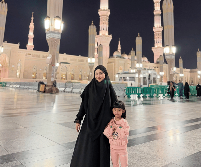 Bikin Adem, Potret Ria Ricis Dan Moana Di Masjidil Haram