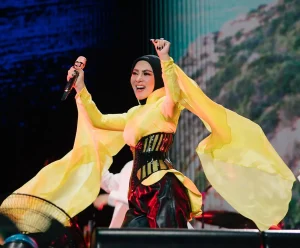 Bikin Haru! Syahrini Nyanyikan Lagu Khusus Untuk Reino Barack