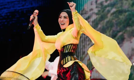 Bikin Haru! Syahrini Nyanyikan Lagu Khusus Untuk Reino Barack
