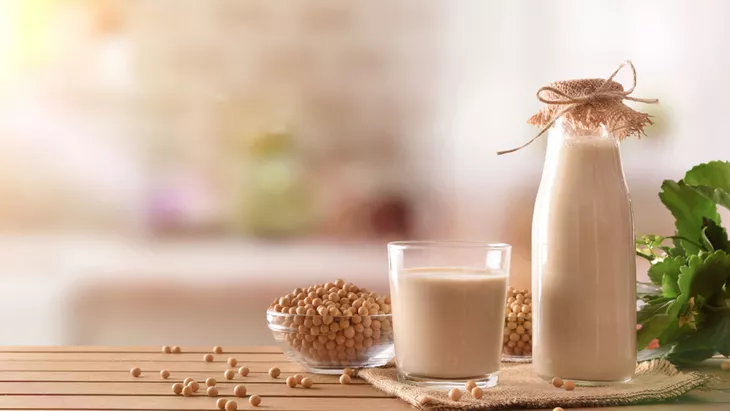 Turunkan Kolesterol Jahat, Ini Manfaat Rutin Minum Susu Kedelai